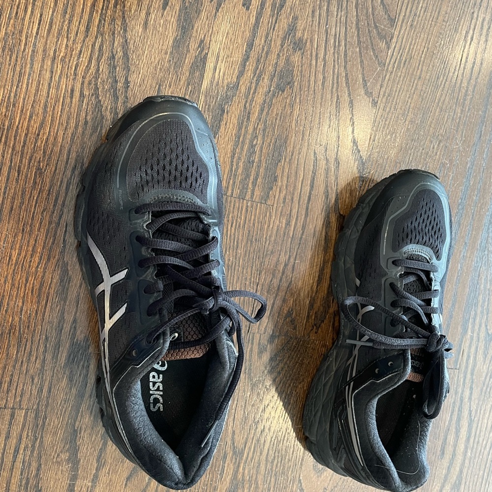 ASICS gel-kayano 22 onyx/silver/charcoal size 9. Worn a few times.